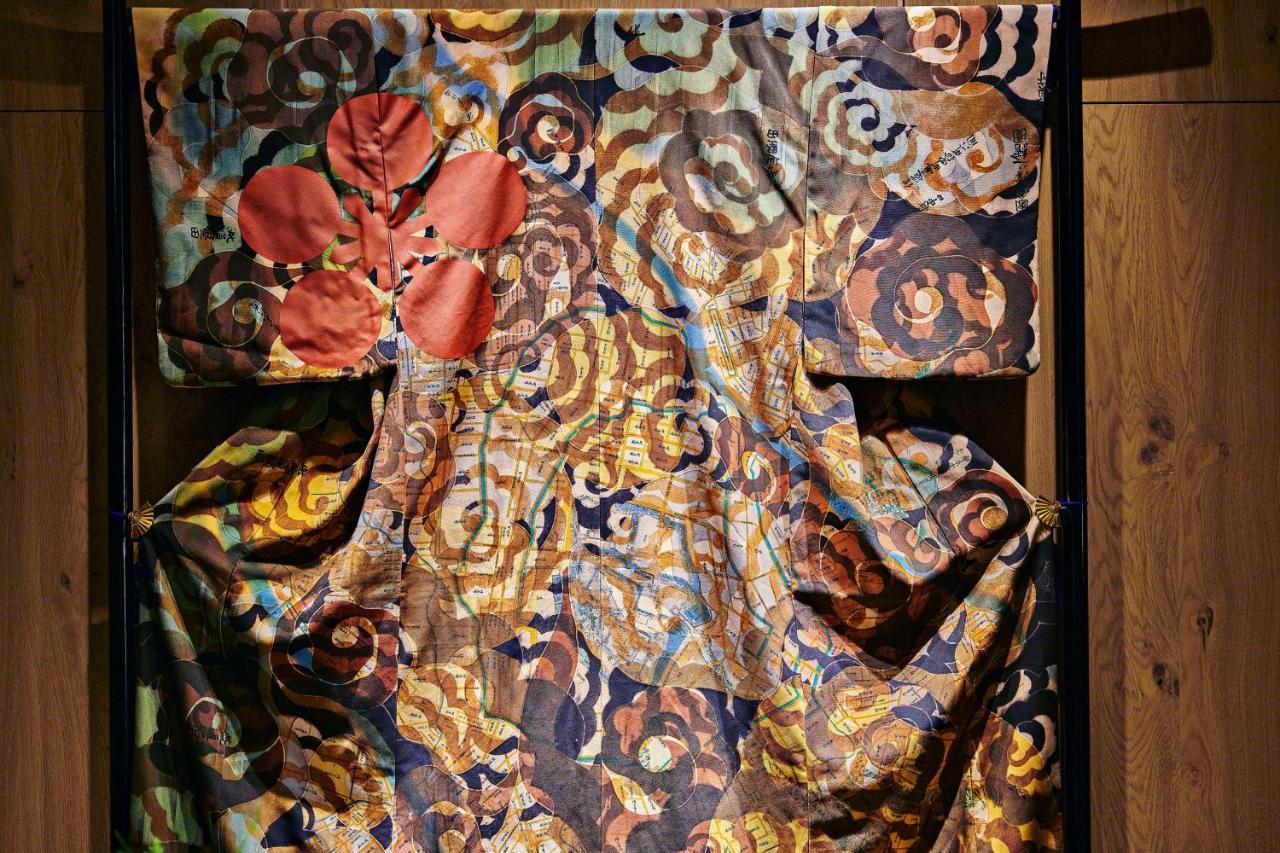 Hyatt Centric Kanazawa Buitenkant foto A silk fabric