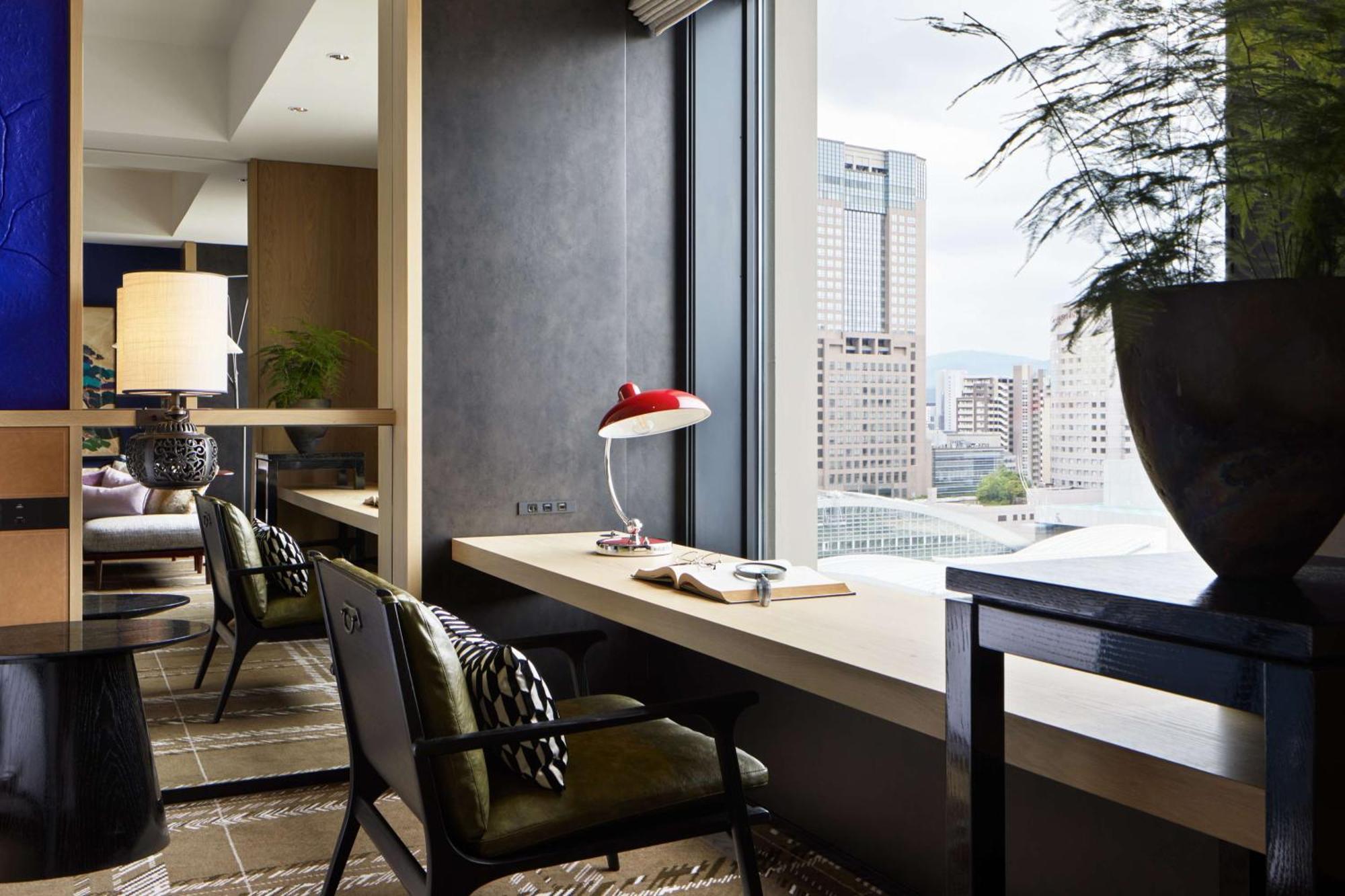Hyatt Centric Kanazawa Buitenkant foto A work desk in a hotel room