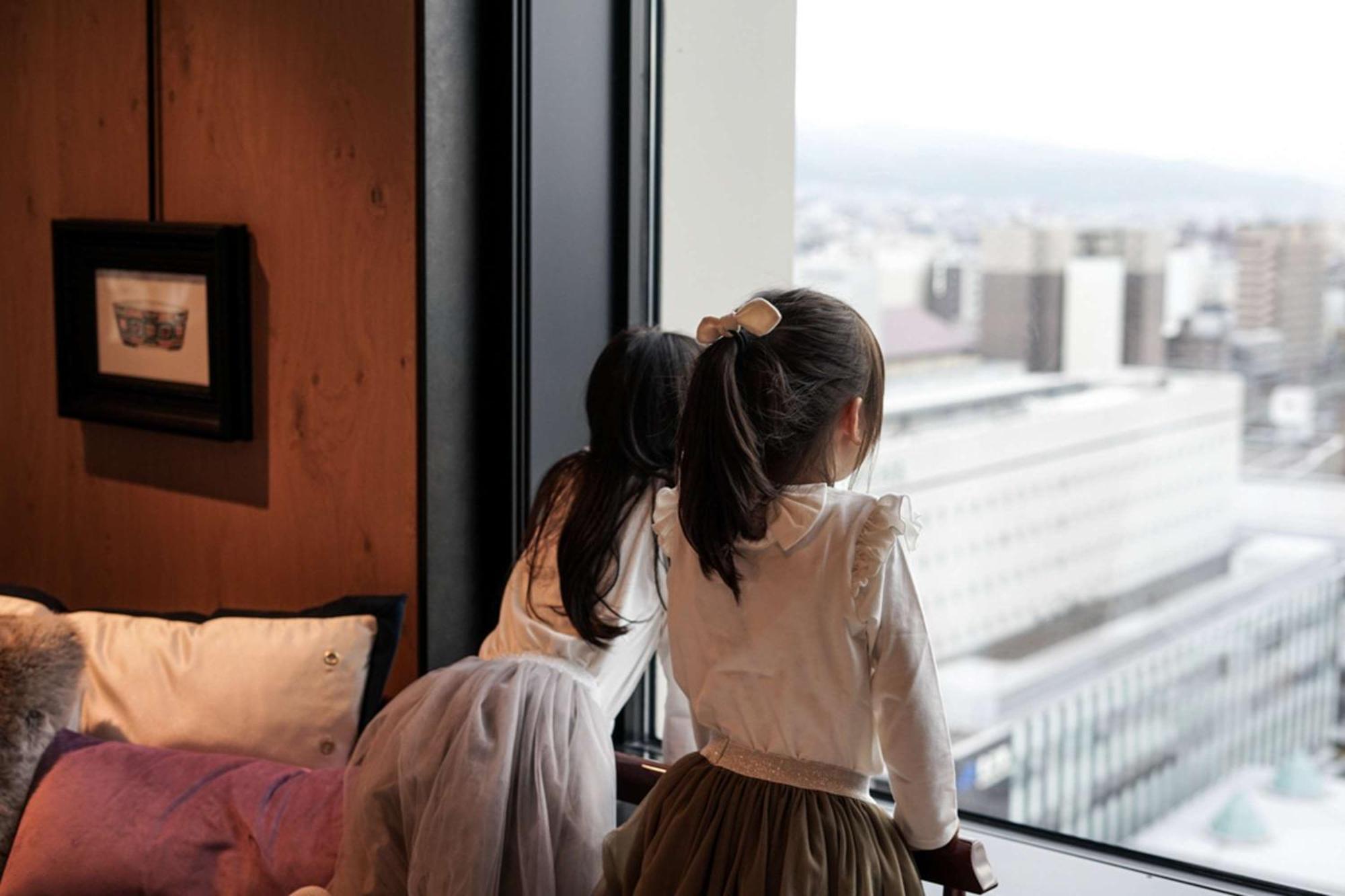 Hyatt Centric Kanazawa Buitenkant foto Two girls in hanbok