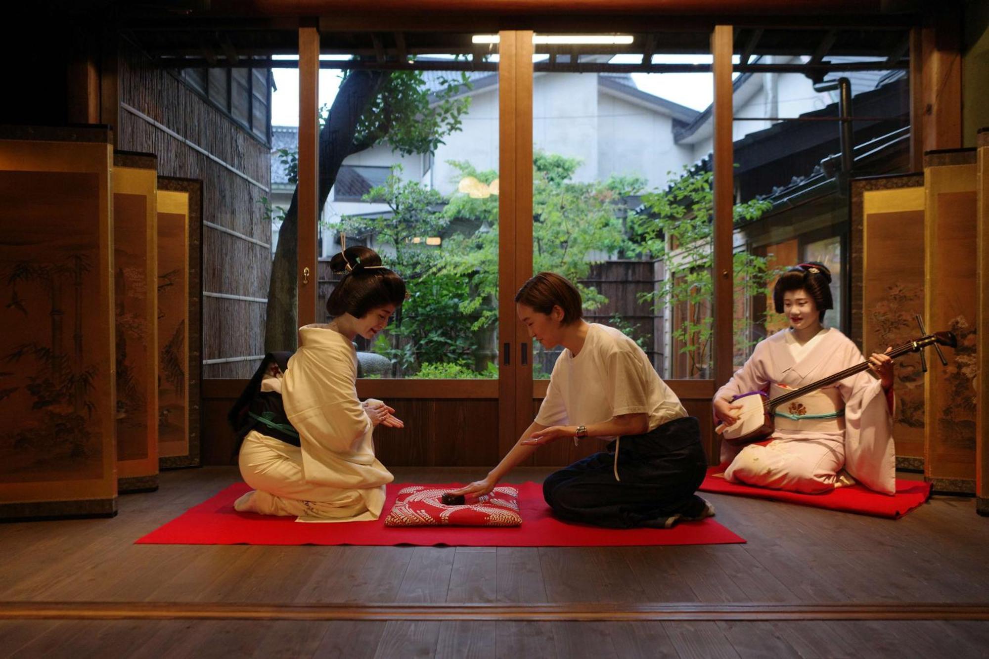 Hyatt Centric Kanazawa Buitenkant foto A scene from a traditional Japanese shamisen performance